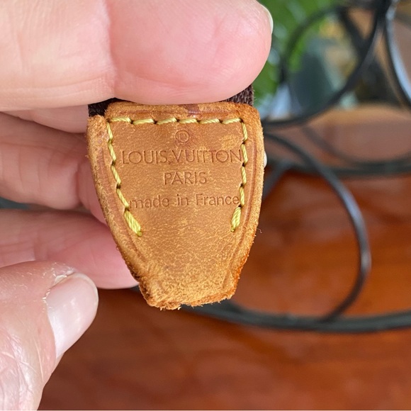 Authentic Louis Vuitton Monogram Pochette - Picture 3 of 9